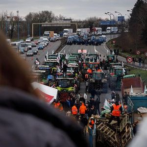 Les différents blocages, ici sur l'autoroute A6 au niveau de Chilly-Mazarin (Essonne), perturbent depuis plusieurs jours les chaînes d'approvisionnement et alourdissent les frais d'exploitation des transporteurs.