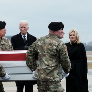 Joe Biden et sa femme Jill sur la base Air Force de Dover (Delaware) vendredi 2 février 2024, à l'arrivée des dépouilles des militaires américains morts dans l'attaque du 28 janvier en Jordanie.