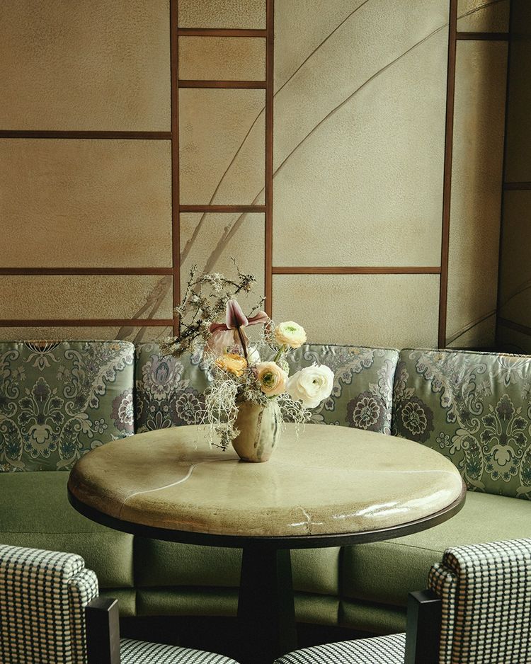 Une table du bar, aux murs en céramique raku, déclinés dans un coloris wasabi.