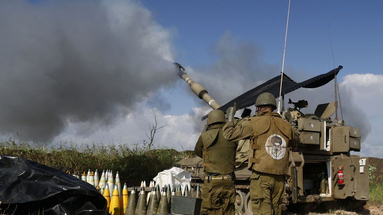 Un soldat israélien, avec un écusson sur le dos de son gilet montrant le chef du Hezbollah libanais Hassan Nasrallah comme cible, se tient devant un obusier d'artillerie automoteur en Haute Galilée, dans le nord d'Israël, alors qu'une unité d'artillerie bombarde le sud du Liban le 4 janvier 2024.