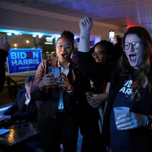 A Charleston, en Caroline du Sud, des supporters célèbrent la large victoire de Joe Biden pour la primaire de cet Etat, samedi soir. Leah Millis/Reuters