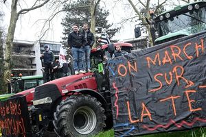Des agriculteurs manifestent devant le bâtiment de Rennes Métropole, le 1er février 2024.