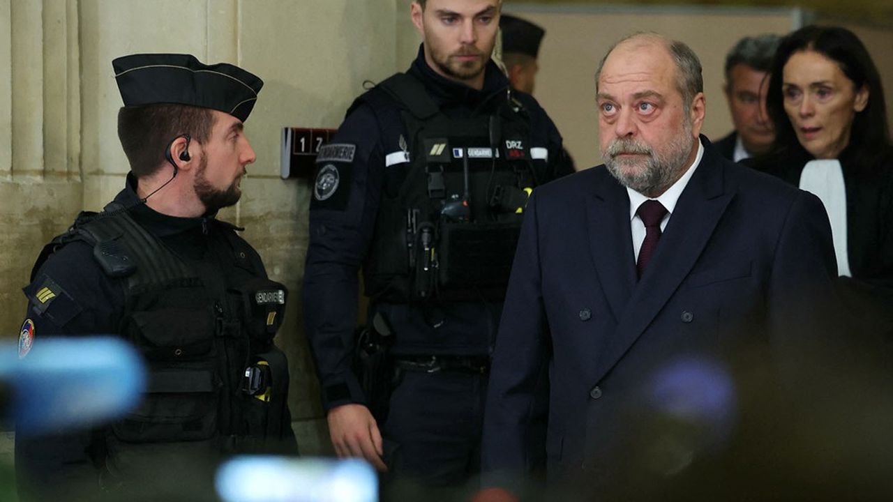 Le ministre de la Justice, Eric Dupond-Moretti, quitte le palais de justice de Paris après sa relaxe, le 29 novembre 2023.