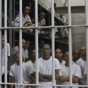 Les prisonniers à Tecololuca, dans la principale prison du pays voire d'Amérique latine, s'entassent par dizaines dans la même cellule.