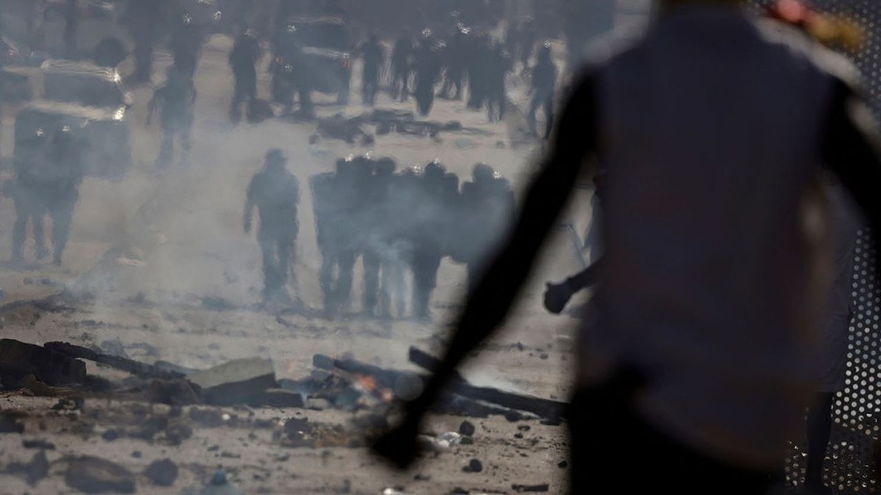 Des manifestants se sont opposés à la police à Dakar, après le report de l'élection présidentielle.