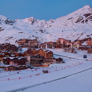 Val Thorens, perché à 2.300 mètres d'altitude, enregistre une hausse moyenne de 1,6 % des tarifs au mètre carré en 2023.