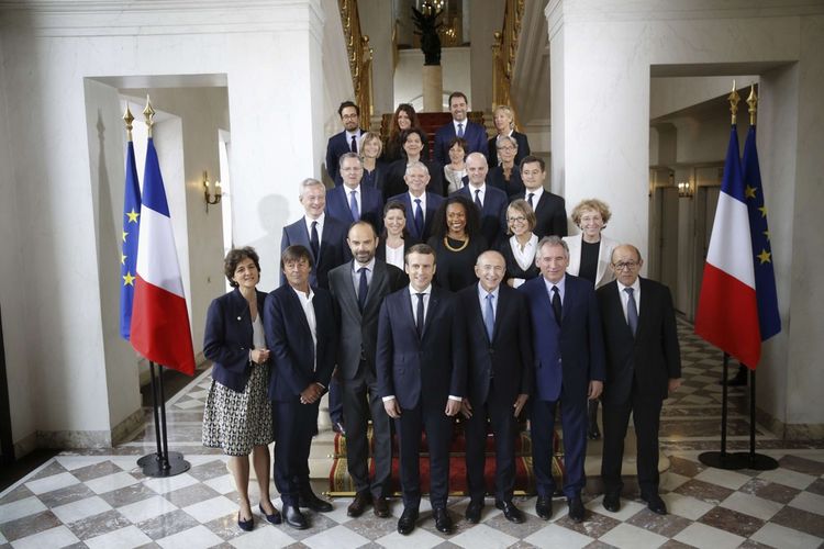 La photo officielle du premier gouvernement d'Edouard Philippe prise le 18 mai 2017 avec au 1er rang : ﻿Sylvie Goulard (1re à gauche) et François Bayrou (6e en partant de la gauche) , et au 4e rang : Marielle De Sarnes (1re à gauche).