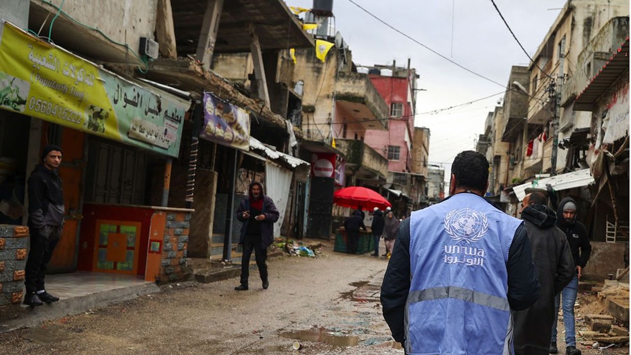 Un employé de l'agence de l'ONU pour les réfugiés palestiniens (UNRWA), arpente les rues d'un camp de la bande de Gaza.