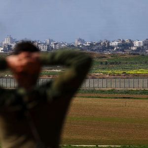 Un soldat israélien contemple le nord de la bande de Gaza, où Tsahal estime avoir à peu près rempli sa mission.