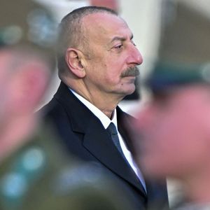 Le président de l'Azerbaïdjan, Ilham Aliyev, qui observe ici un défilé militaire, mène son pays d'une main de fer depuis vingt ans, à la suite de son père qui l'avait dirigé de 1993 à 2003.