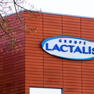 Le siège du groupe à Laval, ses bureaux à Paris et le domicile du dirigeant de Lactalis ont été perquisitionnés.