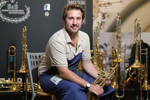 Adrien Jaminet a créé en 2022 une deuxième entreprise. Après la vente et la r éparation de trompettes, il s'est lacé dans la fabrication d'instruments.