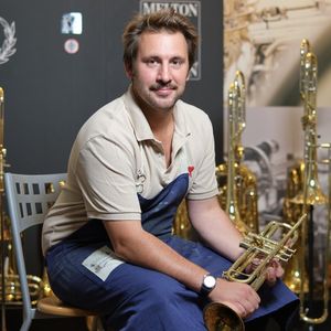 Adrien Jaminet a créé en 2022 une deuxième entreprise. Après la vente et la réparation de trompettes, il s'est lacé dans la fabrication d'instruments.