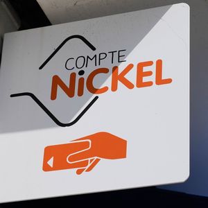 Nickel permet d'ouvrir un compte en banque en quelques minutes dans un bureau de tabac et d'avoir accès à des services bancaires de base.