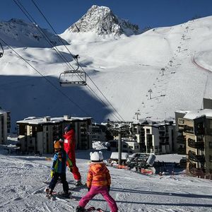 Une leçon de ski à Tignes. Plusieurs stations des Alpes ont battu successivement leurs records de fréquentation.
