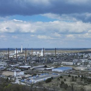 La raffinerie PCK de Schwedt, dans l'est du pays, dont Rosneft détient une part majoritaire (54 %) et qui assure l'approvisionnement pétrolier de la capitale Berlin, pourrait être nationalisée.