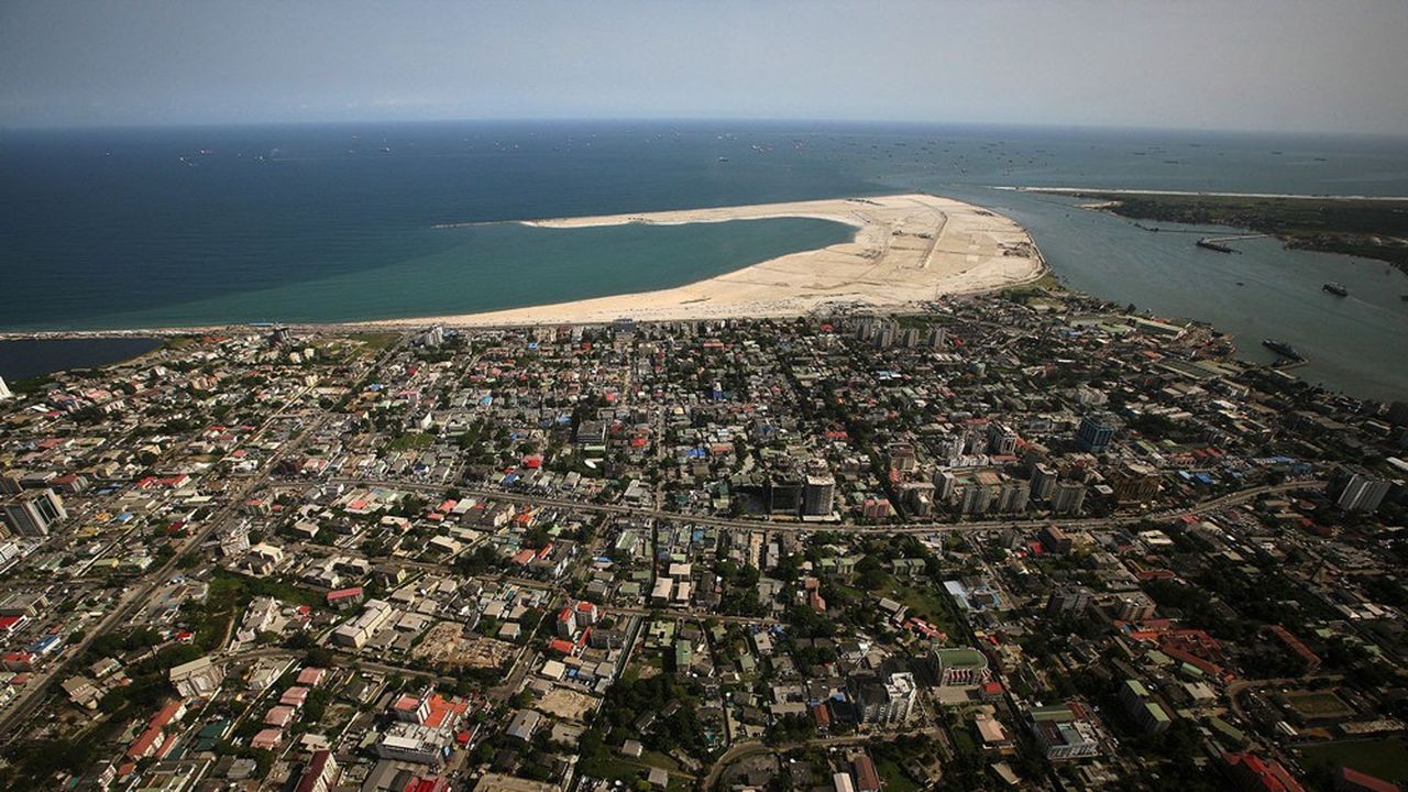 La plage de Bar Beach, sur l'île de Victoria, à Lagos. Il s'agit de la première étape d'un projet visant à récupérer une zone de 9 000 m2 sur l'océan, afin de créer une nouvelle ville, Eko Atlantic.