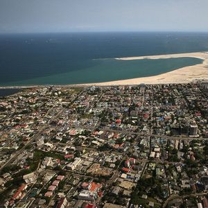 La plage de Bar Beach, sur l'île de Victoria, à Lagos. Il s'agit de la première étape d'un projet visant à récupérer une zone de 9 000 m2 sur l'océan, afin de créer une nouvelle ville, Eko Atlantic.
