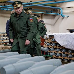 Le ministre russe de la Défense, Sergueï Choïgou, en visite dans une usine de munitions de la région de Novgorod à l'été 2023.