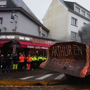 Au dépôt pétrolier de Lorient a été apporté un vieux bulldozer des années 70, baptisé Arthur, symbole des blocages antérieurs dus, comme cette année, à la taxation du GNR.