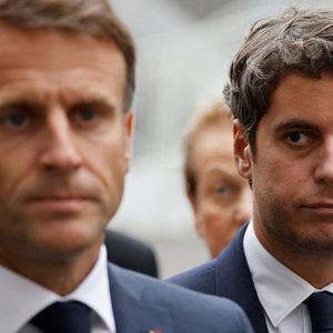 Le président Emmanuel Macron et Gabriel Attal, alors ministre de l'Education nationale et de la Jeunesse, en octobre 2023.