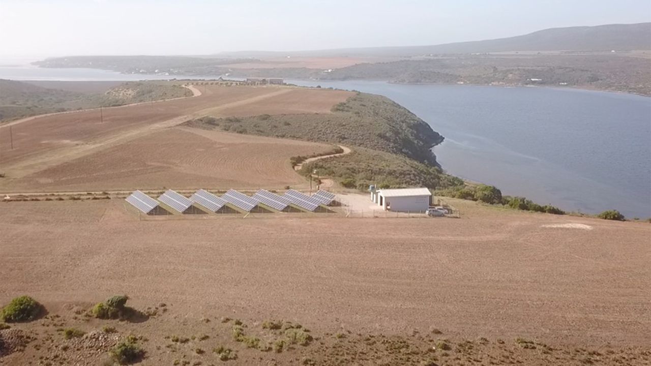 Une unité de dessalement d'eau de mer Osmosun alimentée à l'énergie solaire, à Hessequa en Afrique du Sud.