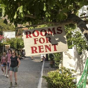 La «  taxe touriste » est entièrement à la charge du client et comprend aussi bien les hôtels que les chambres et les appartements à louer, ou les Airbnb.