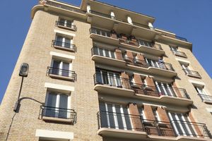 Rue Sthrau, dans le 13e arrondissement parisien, les 115 logements HBM plus que centenaires bénéficient ainsi d'un vaste plan de rénovation à 11,2 millions d'euros.