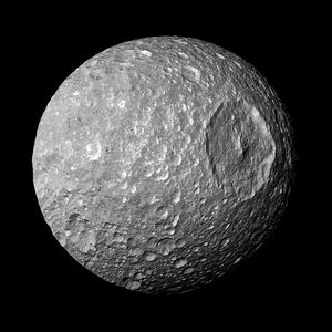 Avec sa surface criblée de cratères, dont un immense lui donnant de faux airs d'une planète de la saga Star Wars, Mimas était jusque-là surnommé « lune de la mort ».