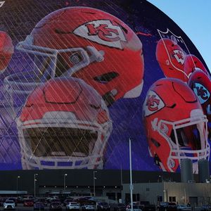 The Sphere, la dernière folie de Las Vegas, s'est mis en mode Super Bowl pour la finale entre les San Francisco 49ers et les Chiefs de Kansas City.