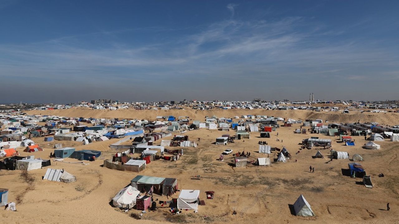 Des Palestiniens déplacés, qui ont fui leurs maisons à cause des frappes israéliennes, s'abritent dans un camp à Rafah, à la frontière avec l'Egypte, le 8 février 2024.