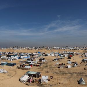 Des Palestiniens déplacés, qui ont fui leurs maisons à cause des frappes israéliennes, s'abritent dans un camp à Rafah, à la frontière avec l'Egypte, le 8 février 2024.