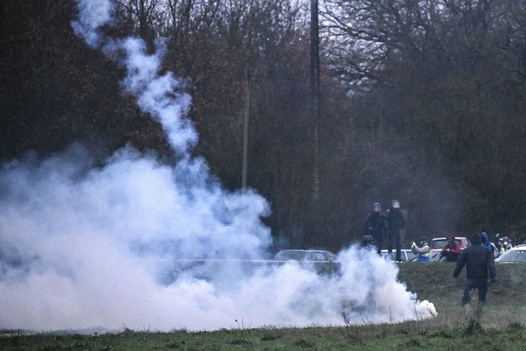 Les forces de l'ordre ont fait un usage massif de gaz lacrymogènes dimanche, pour le troisième jour d'affilée, sur la commune tarnaise de Saïx, à proximité immédiate d'un camp d'opposants à l'autoroute A69.