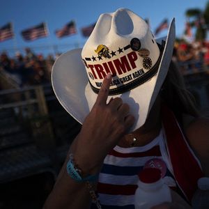 Des supporters de Donald Trump, lors d'un rassemblement, en Floride, le 8 novembre 2023.