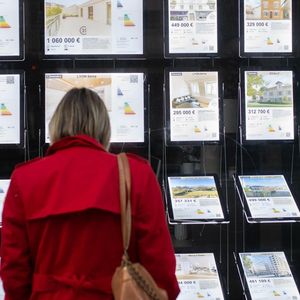 Les prix de l'immobilier en France métropolitaine enregistrent une baisse annuelle de 1,8 % au mètre carré en 2023.
