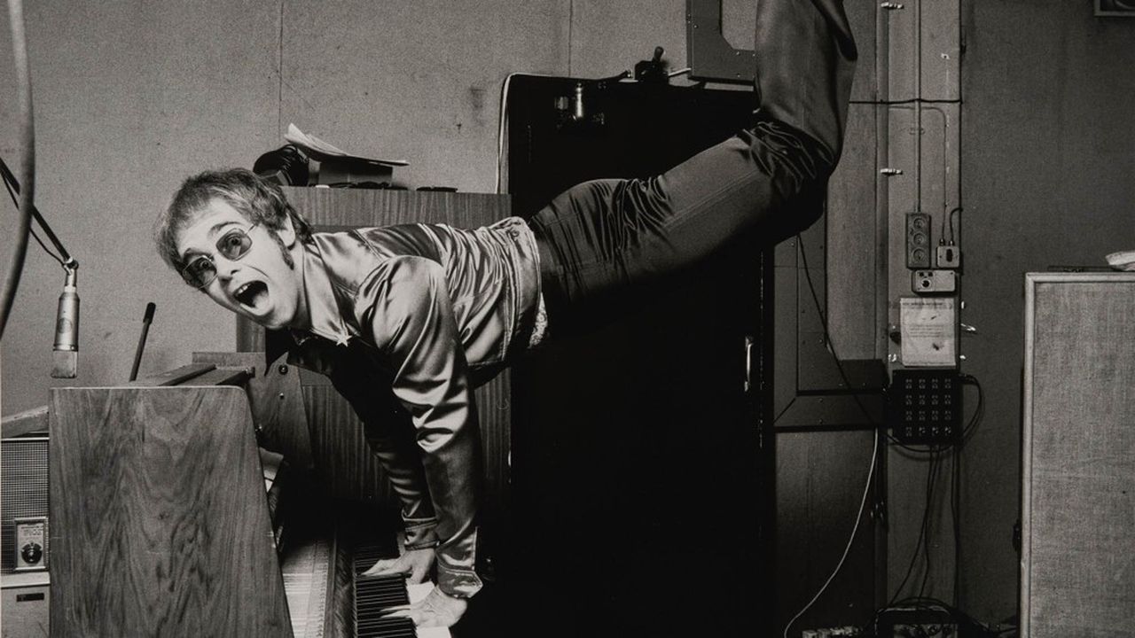 Terry O'Neill, Elton John Performing a Handstand, 1972 Estimation : 7 500 - 11 000 €