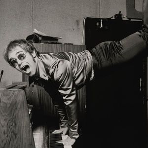 Terry O'Neill, Elton John Performing a Handstand, 1972 Estimation : 7 500 - 11 000 €
