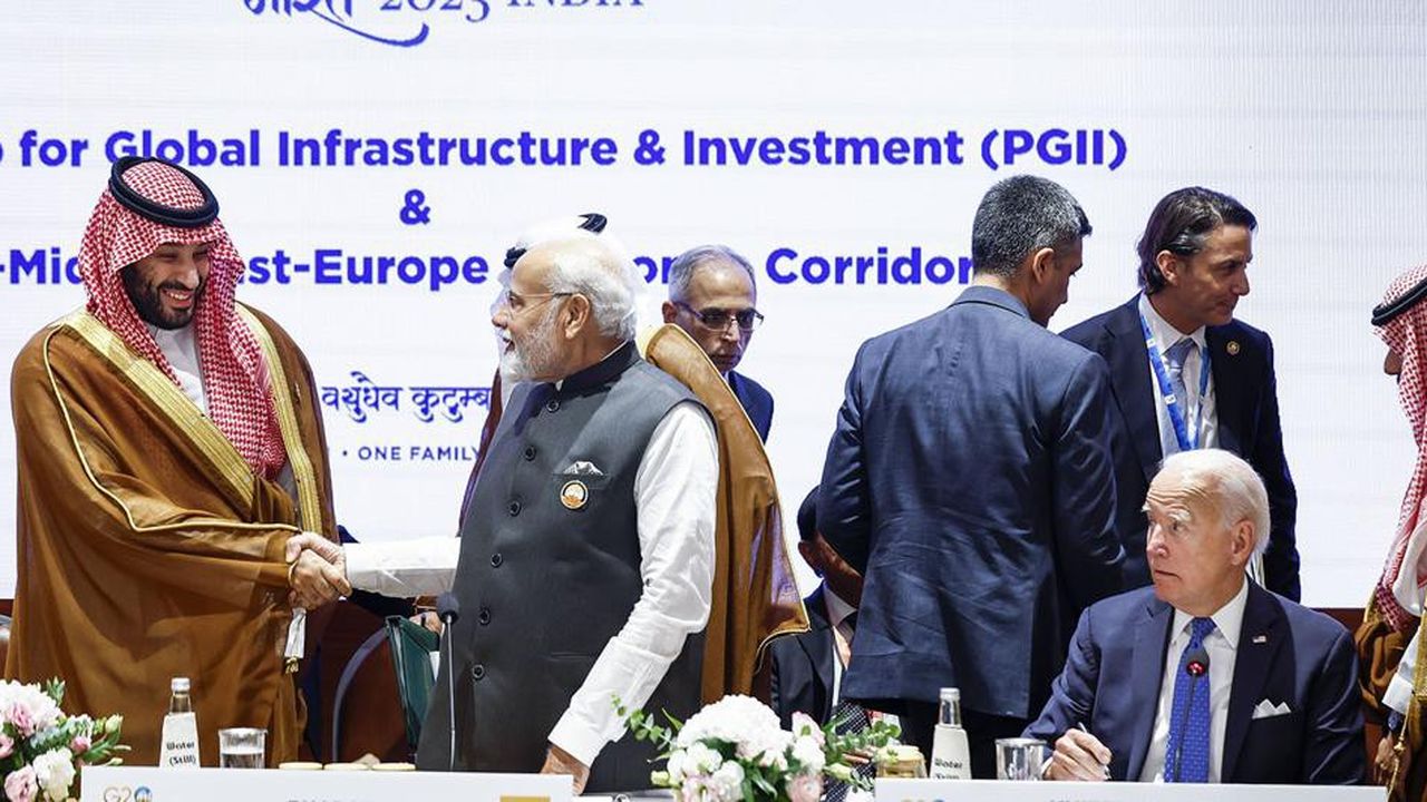 Le prince Mohammed Ben Salman, le Premier ministre indien, Narendra Modi, et le président américain Joe Biden lors d'une rencontre sur les infrastructures globales au sommet du G20 à New Delhi en septembre 2023.