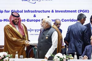 Le prince Mohammed Ben Salman, le Premier ministre indien, Narendra Modi, et le président américain Joe Biden lors d'une rencontre sur les infrastructures globales au sommet du G20 à New Delhi en septembre 2023.