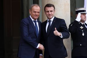 « Welcome back, cher Donald », a lancé Emmanuel Macron en accueillant le Premier ministre Donald Tusk à l'Elysée, lundi.