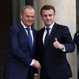« Welcome back, cher Donald », a lancé Emmanuel Macron en accueillant le Premier ministre Donald Tusk à l'Elysée, lundi.