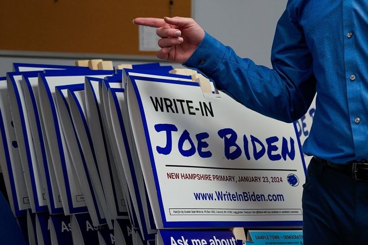 Des affiches appelant à voter pour Joe Biden dans le New Hampshire.