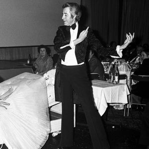 Le danseur Jacques Chazot animant une soirée Tréca au pavillon d'Armenonville, à Paris, en 1980.