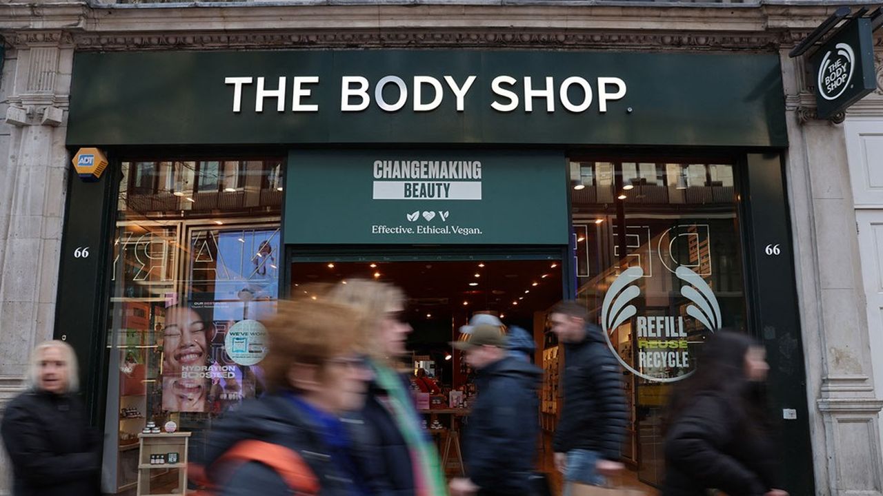 The Body Shop emploie 7.000 salariés à travers le monde, avec 900 magasins possédés en propre dans vingt pays et 1.600 franchises dans le monde entier.