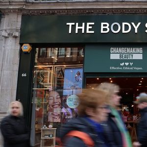 The Body Shop emploie 7.000 salariés à travers le monde, avec 900 magasins possédés en propre dans vingt pays et 1.600 franchises dans le monde entier.