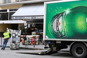 Le brasseur néerlandais Heineken a annoncé ce mercredi un recul de ses profits annuels en 2023, lestés par le recul de ses ventes de bières dans un contexte de forte inflation.