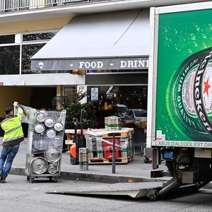 Le brasseur néerlandais Heineken a annoncé ce mercredi un recul de ses profits annuels en 2023, lestés par le recul de ses ventes de bières dans un contexte de forte inflation.