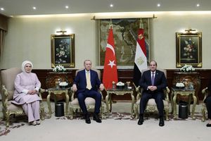 Le président turc Recep Tayyip Erdogan et le président égyptien Abdel Fattah al-Sisi, accompagnés de leurs épouses, au Caire.