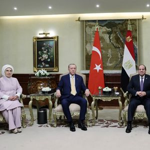Le président turc Recep Tayyip Erdogan et le président égyptien Abdel Fattah al-Sisi, accompagnés de leurs épouses, au Caire.