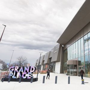 A Grenoble, le centre commercial Grand Place rencontre un nouveau souffle grâce à sa rénovation et son extension.